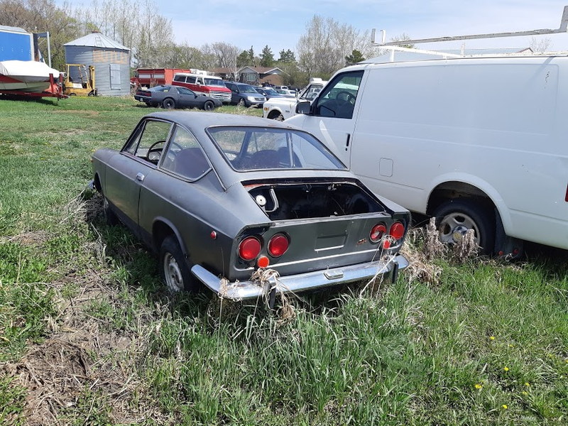 Illustration for article titled Farmyard cars I found this week. (none of which are late model Corvairs)